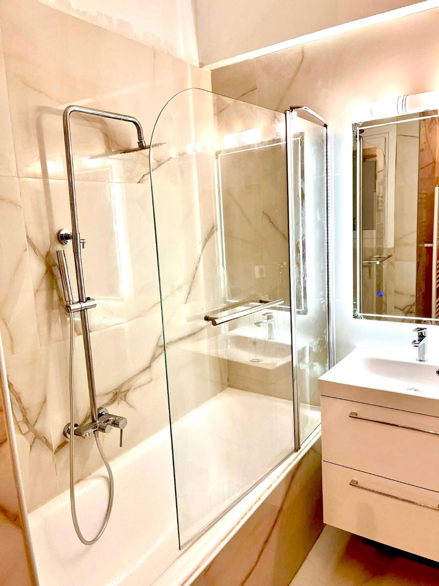 100 M2 Apartment In The Center Of Aten Exteriör bild