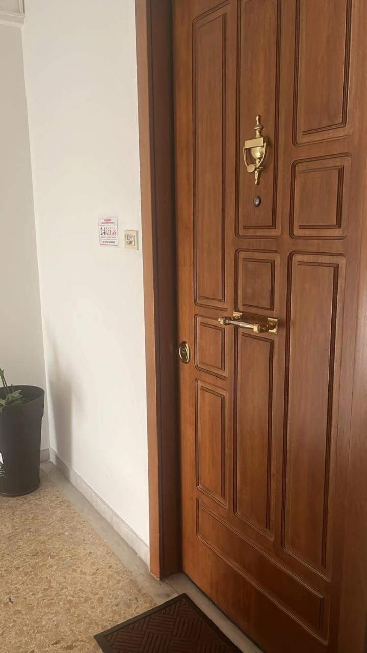 100 M2 Apartment In The Center Of Aten Exteriör bild